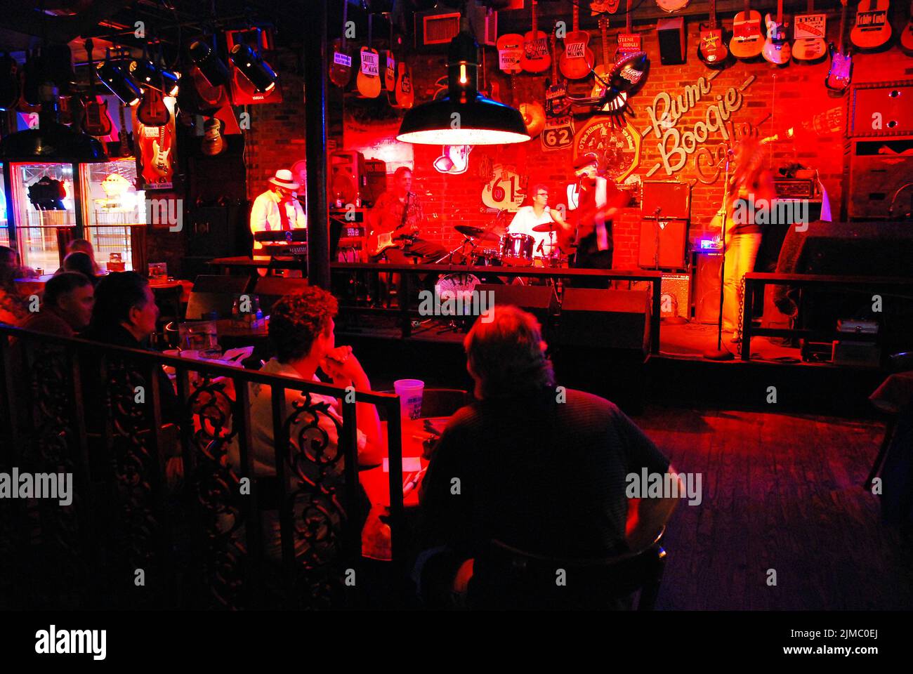 Una banda de blues actúa en el Run Boogie Cafe, Memphis, Tennessee Foto de stock