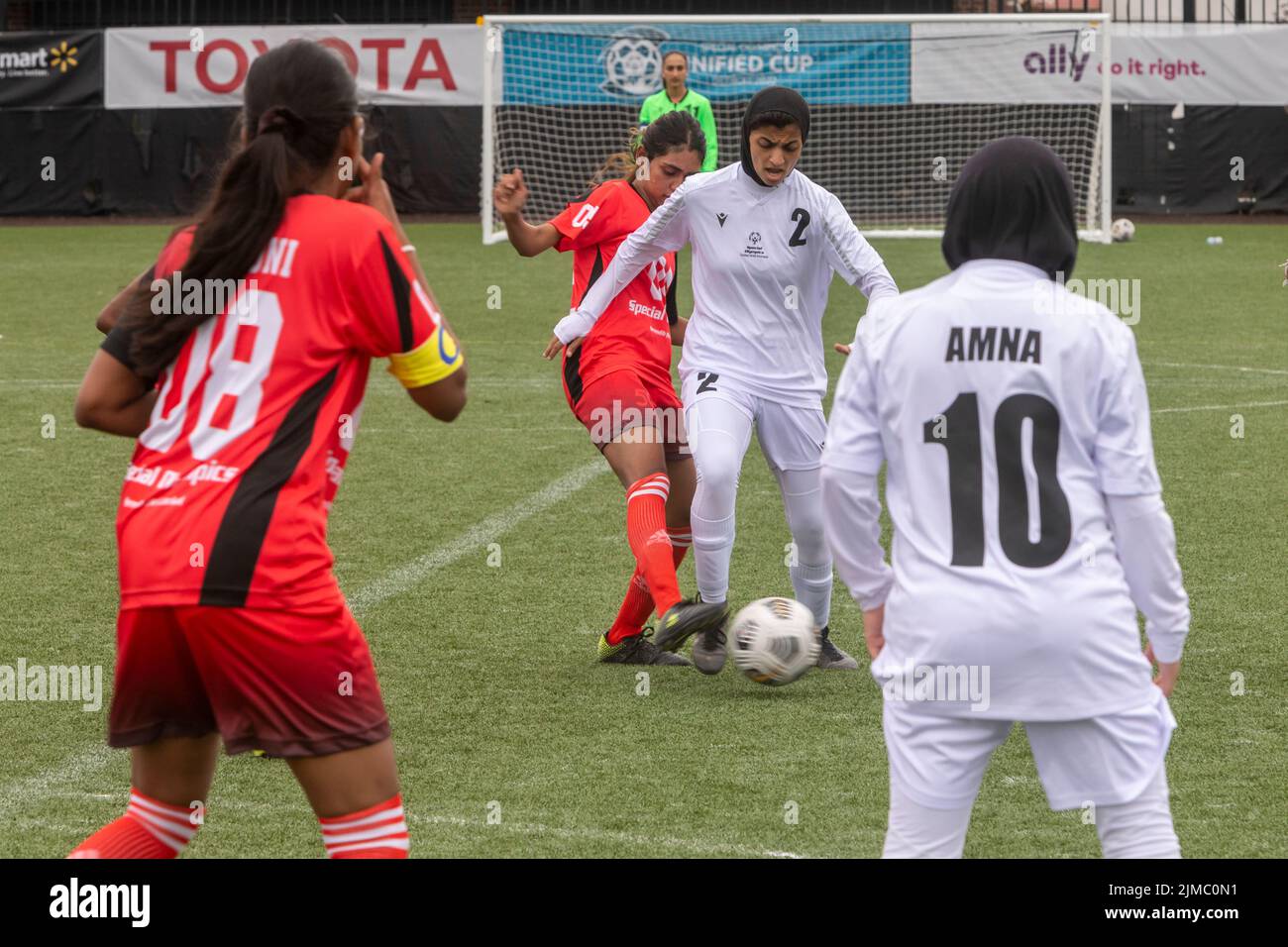 Detroit, Michigan - Los equipos femeninos de los Emiratos Árabes Unidos y Sri Lanka se reúnen en el torneo de fútbol Special Olympics Unified Cup. Foto de stock