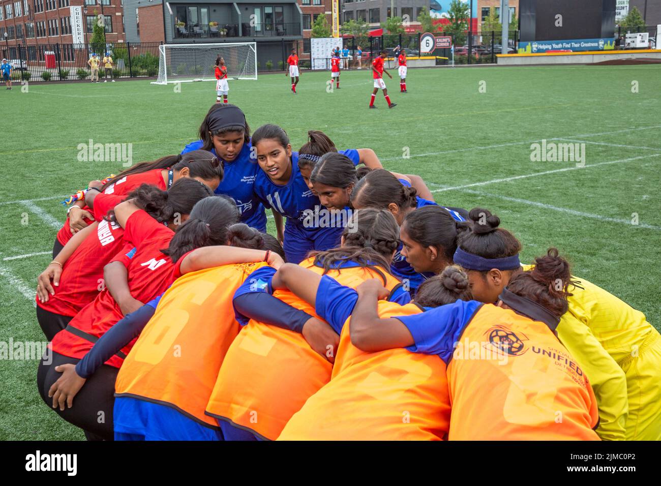 Detroit, Michigan - Los equipos femeninos de India y Namibia se reúnen en el torneo de fútbol de la Copa Unificada de los Juegos Olímpicos Especiales. El par de copas unificadas Foto de stock