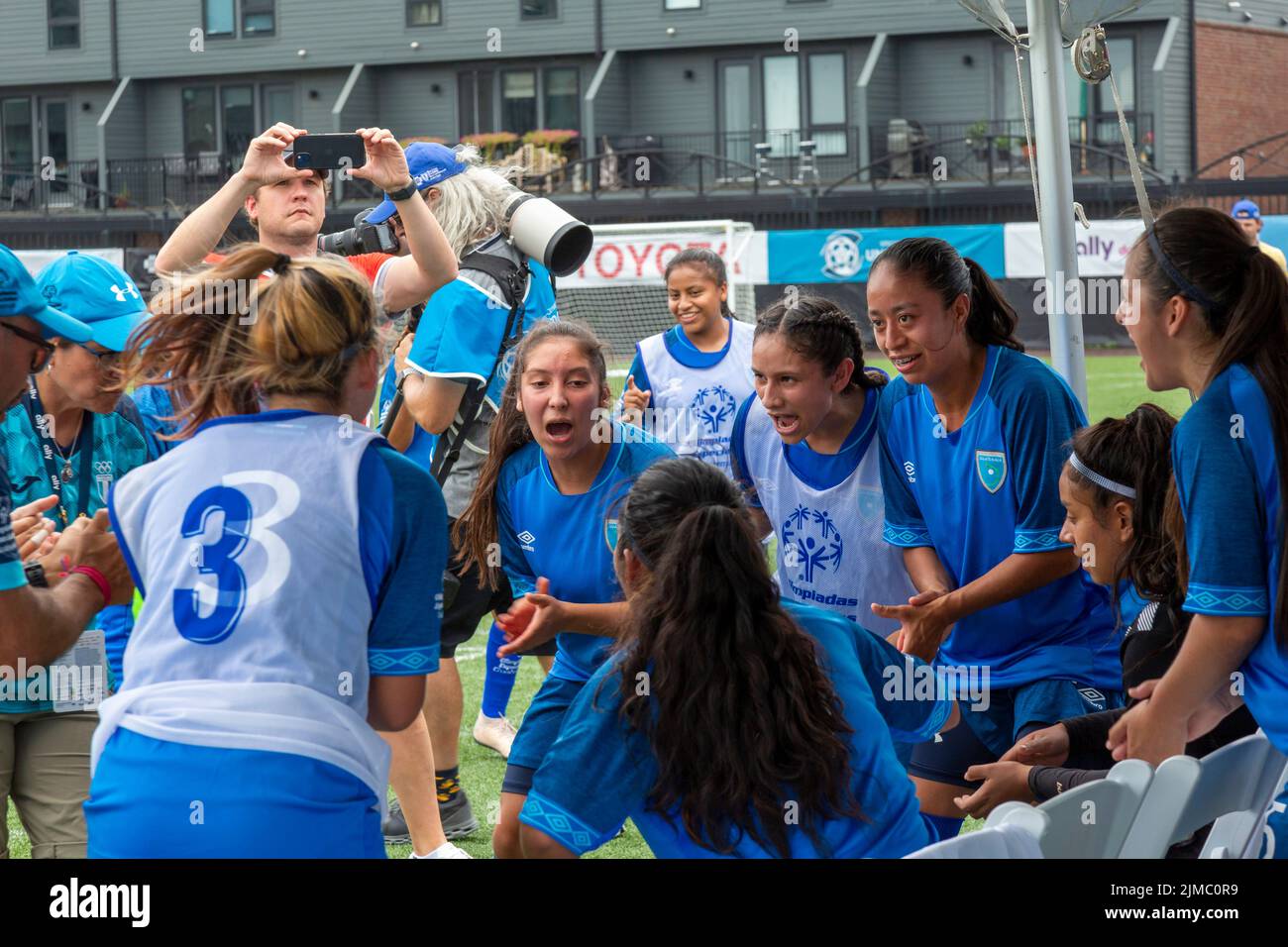 Detroit, MICHIGAN - El equipo femenino guatemalteco aclama después de una victoria sobre Burkina Faso en el torneo de fútbol de las Olimpiadas Especiales de la Copa Unificada Foto de stock