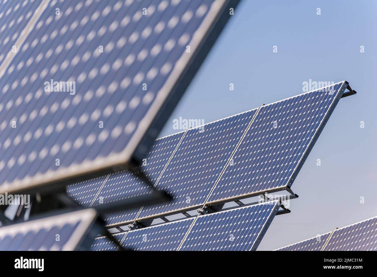 Paneles solares para producir energía de forma respetuosa con el medio ambiente Foto de stock
