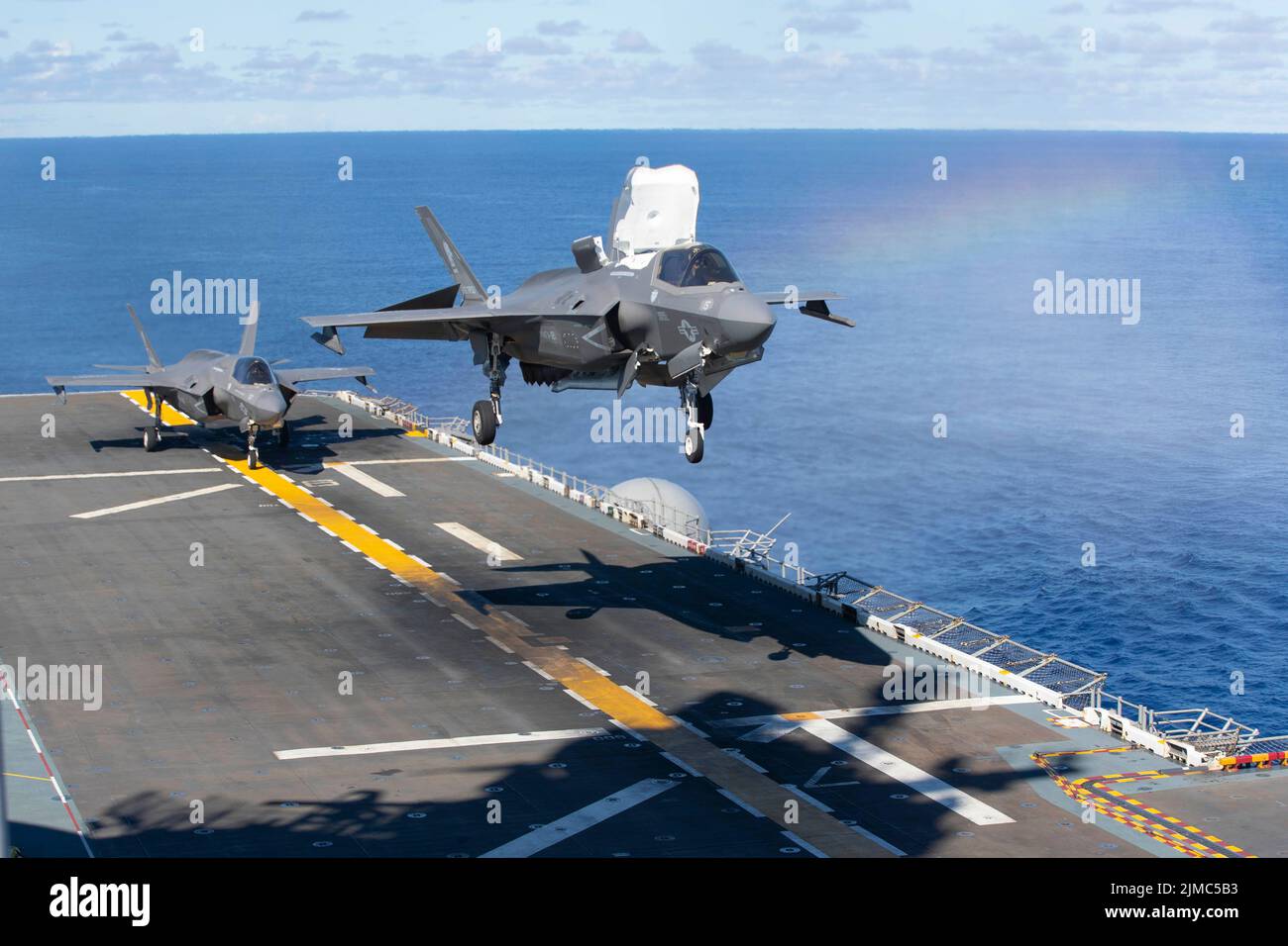 Océano Pacífico, Estados Unidos. 04th de Ago de 2022. Una aeronave F-35B Lightning II del Cuerpo de Marines de EE.UU. Asignada al Escuadrón de Tiltrotores Medianos de Marina 262, aterriza en la cubierta de vuelo del buque de asalto anfibio de clase Wasp USS Trípoli, el 4 de agosto de 2022 que opera en el Océano Pacífico. Crédito: MC2 Malcolm Kelley/U.S. Marines Photo/Alamy Live News Foto de stock