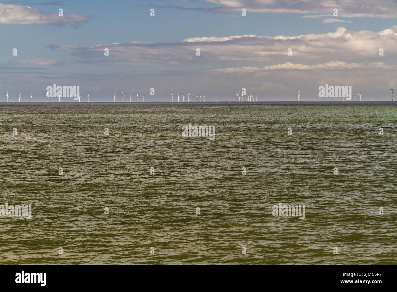 Hileras de turbinas eólicas en el mar desde Llandudno, Gales del Norte, Reino Unido. Foto de stock