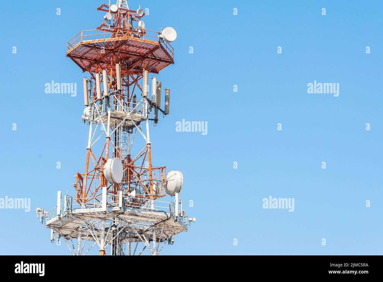 Mástil de telecomunicaciones tecnología inalámbrica de antenas de televisión Foto de stock