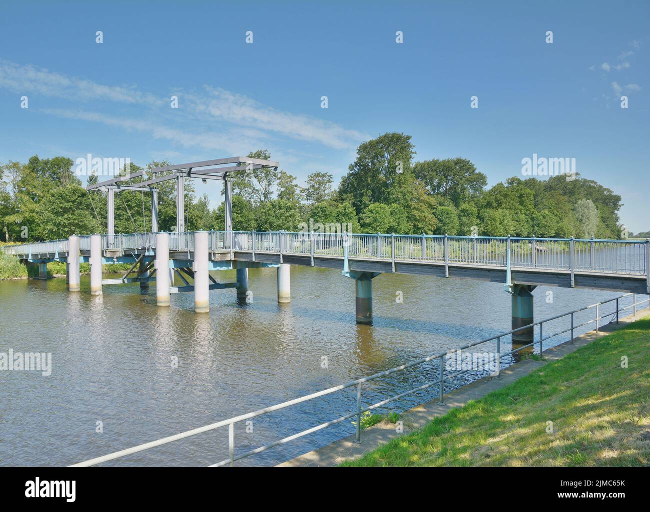 Puente Azul en Friedrichstadt en el río Treene, Frisia del Norte, Schleswig-Holstein, Alemania Foto de stock