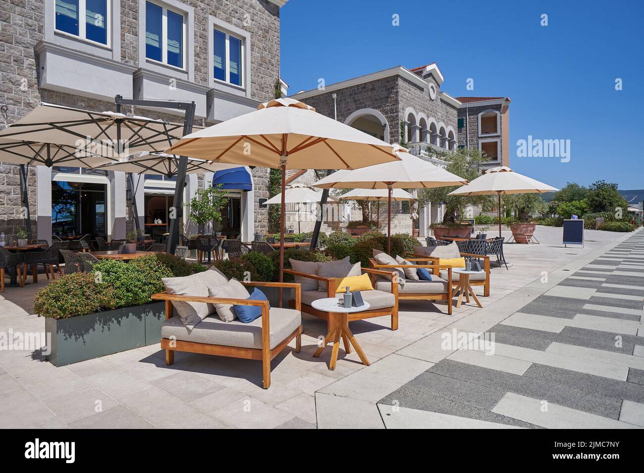 Acogedor restaurante al aire libre con sombrillas sin gente en Montenegro Foto de stock