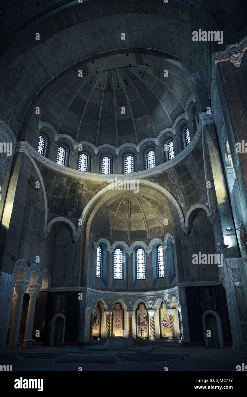 Interior medieval de la Iglesia Ortodoxa de San Sava, la catedral de Belgrado en Serbia Foto de stock