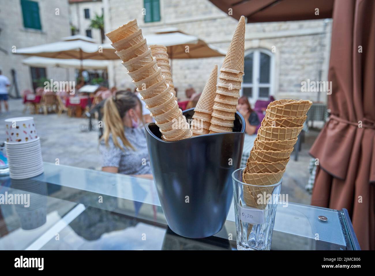 Copas de waffle para helado para venta al aire libre. Foto de stock