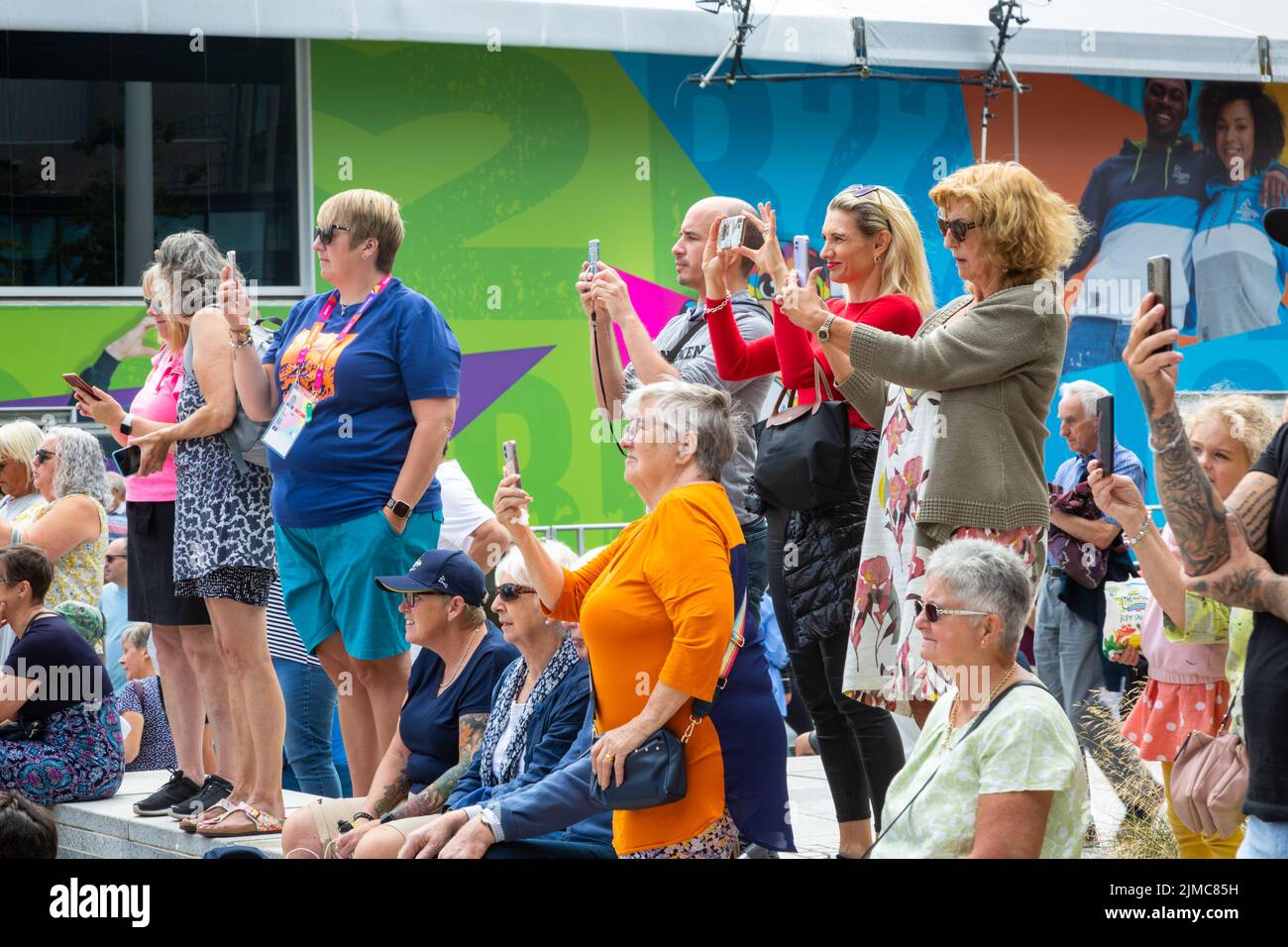 Multitud de personas, 2022 Reino Unido sosteniendo teléfonos móviles Foto de stock