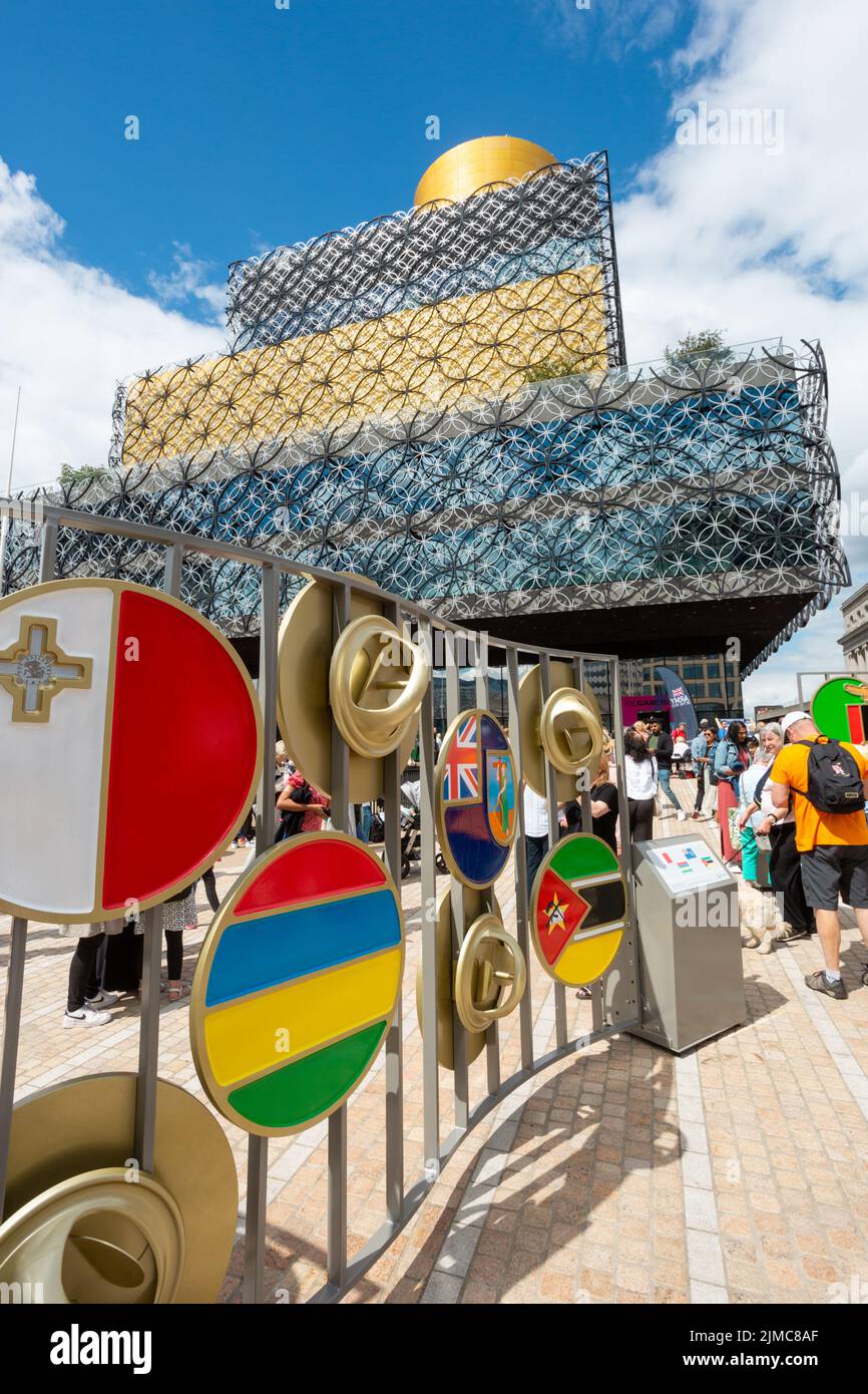 Botones de alfiler grandes en la pantalla que representan la industria de Birmingham y las banderas de los países de la Commonwealth en la Centenary Square, Birmingham Foto de stock