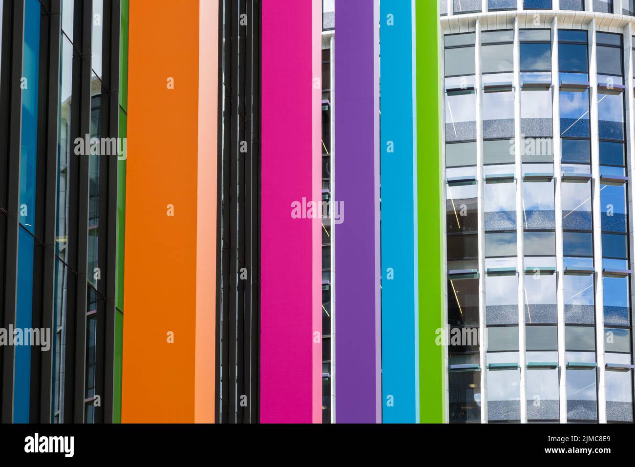 Arquitectura moderna y colorida, centro de Birmingham, Reino Unido. 2022 Foto de stock