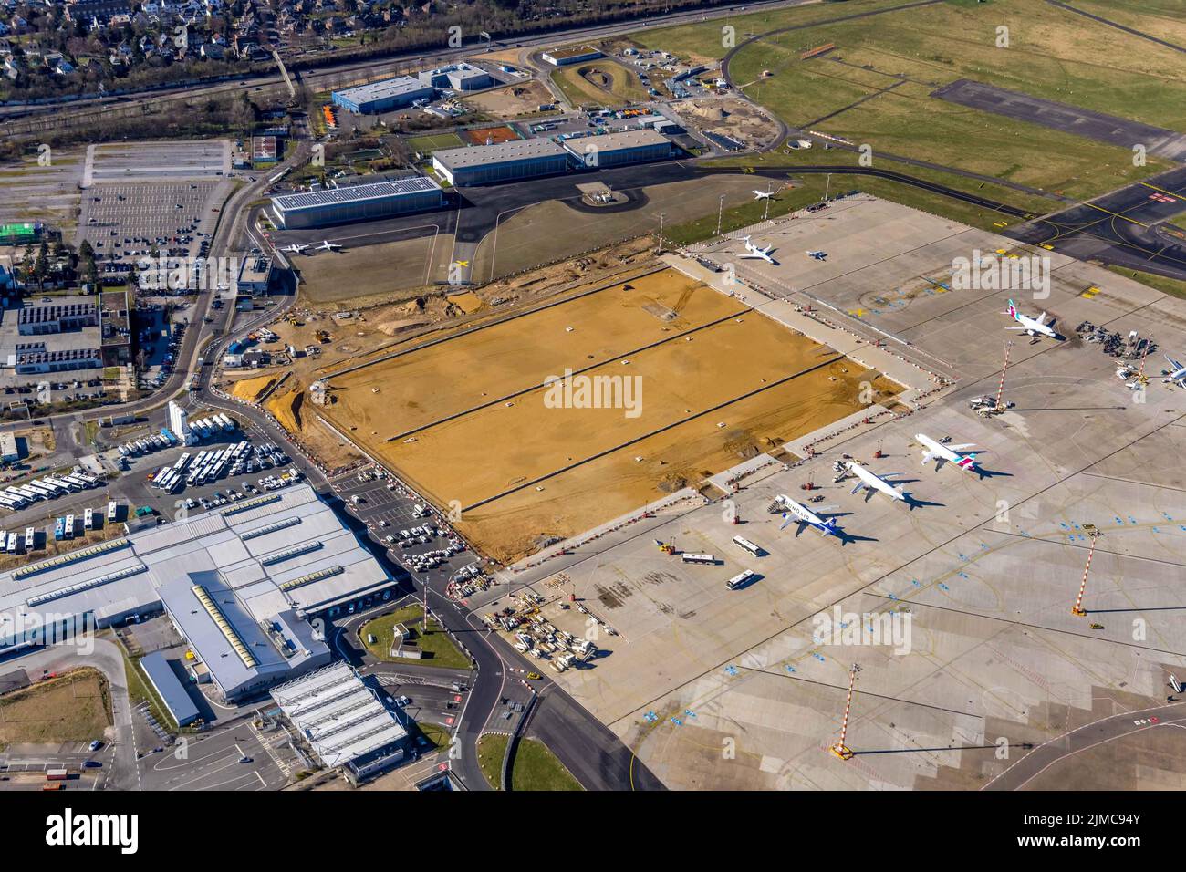 Vista aérea, sitio de construcción en el aeropuerto de Düsseldorf en el distrito de Lohausen en Düsseldorf, Renania del Norte-Westfalia, Alemania Foto de stock