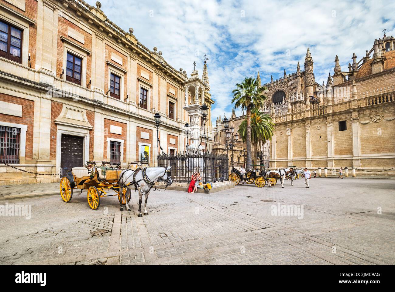 Caballos en Sevilla, la Giralda Catedral de fondo, Andalucía, España Foto de stock