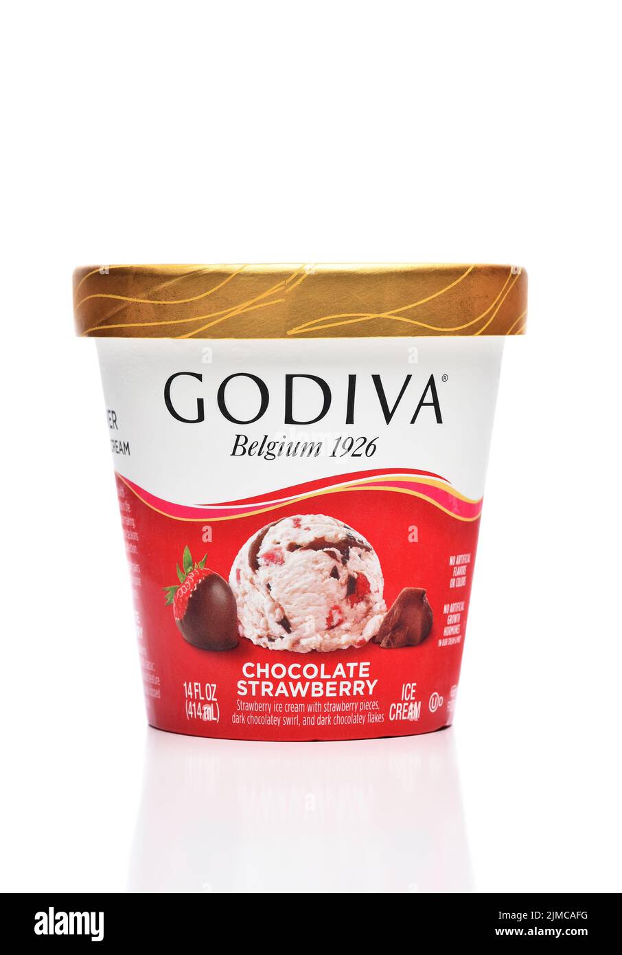 IRVINE, CALIFORNIA - 8 AGO 2022: Un cartón de 14 onzas de Godiva Chocolate Strawberry Ice Cream. Foto de stock