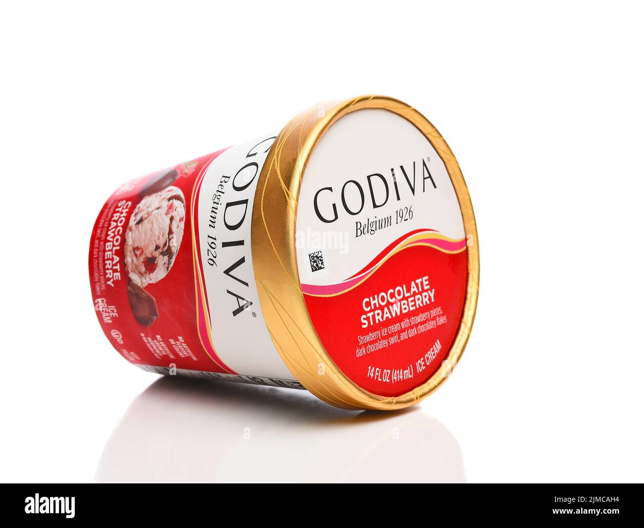 IRVINE, CALIFORNIA - 8 AGO 2022: Un cartón de 14 onzas de Godiva Chocolate Strawberry Ice Cream, vista lateral. Foto de stock