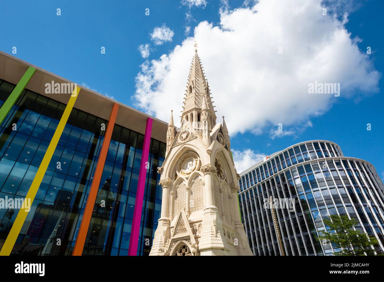 Arquitectura antigua y moderna en Chamberlain Square, Birmingham, Reino Unido, verano de 2022 Foto de stock