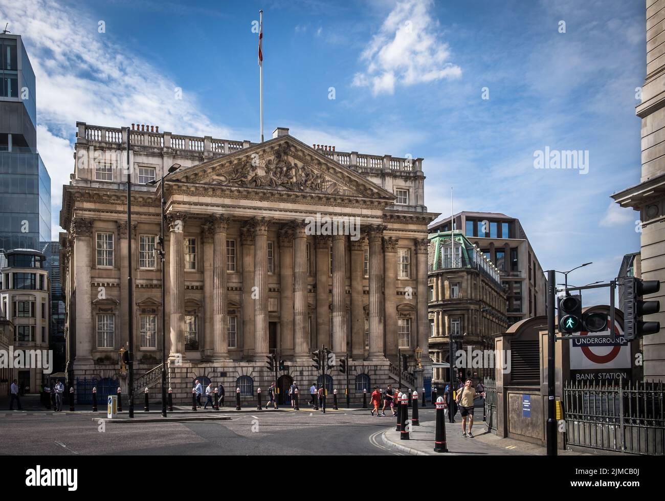 Londres, Reino Unido, julio, vista de la estación de metro Mansion House by Bank en un día de verano Foto de stock