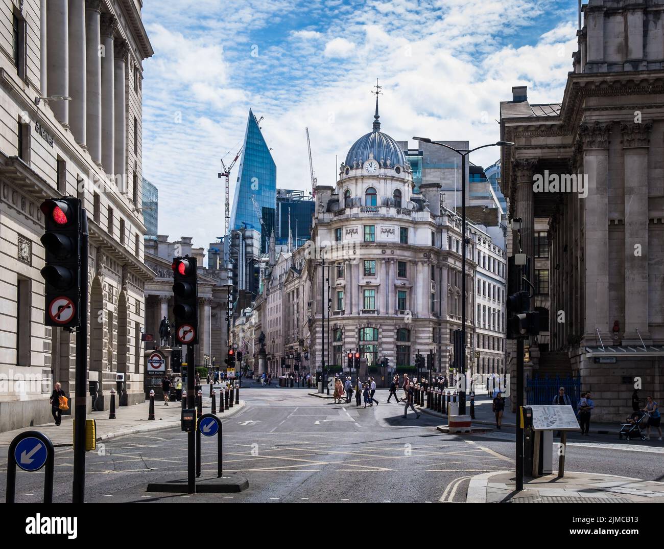 Londres, Reino Unido, 2022 de julio, vista de 1 Cornhill por la estación de metro Bank en un día de verano Foto de stock
