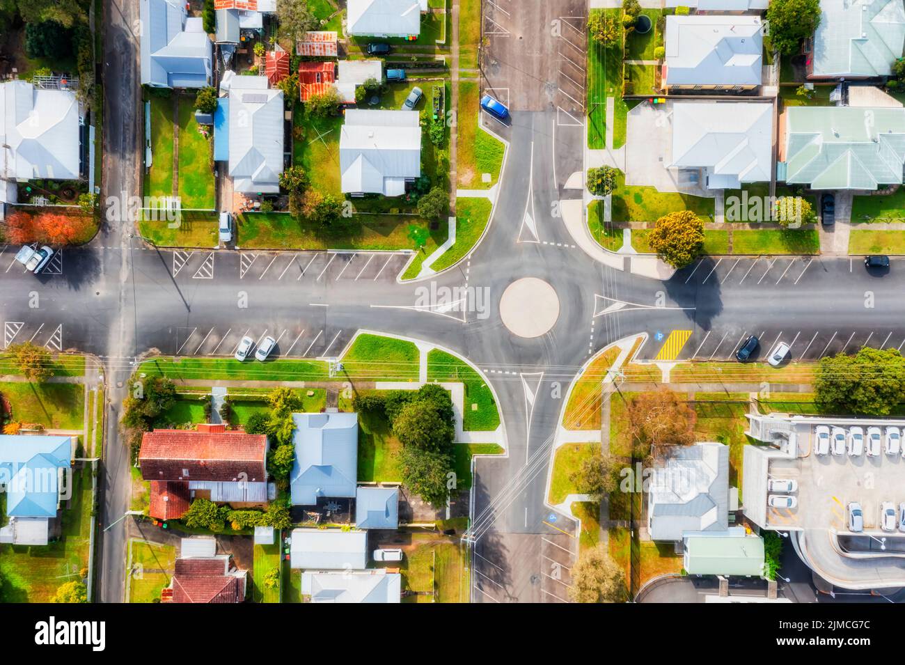 Calle residencial tranquila en la ciudad de Taree de Australia - alrededor de la intersección y lugares de estacionamiento en la vista aérea de arriba abajo. Foto de stock