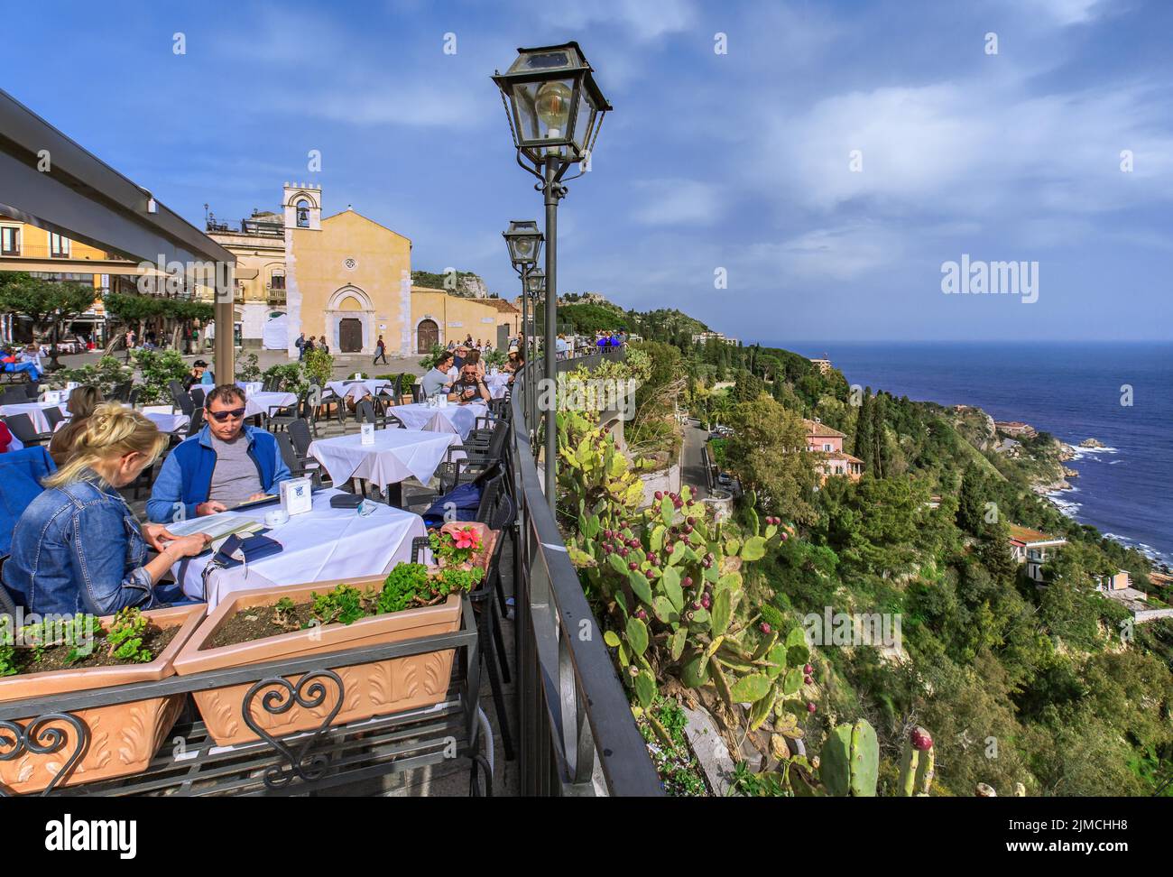 Street cafe en Piazza IX Aprile Belvedere con vistas al mar, Taormina, costa este, Sicilia, Italia Foto de stock