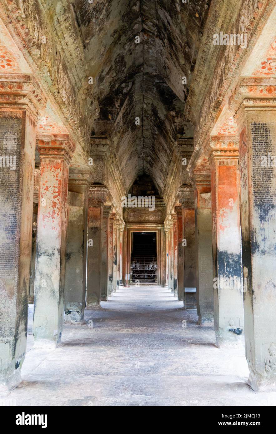 Interior pintado de Angkor Wat, Camboya Foto de stock