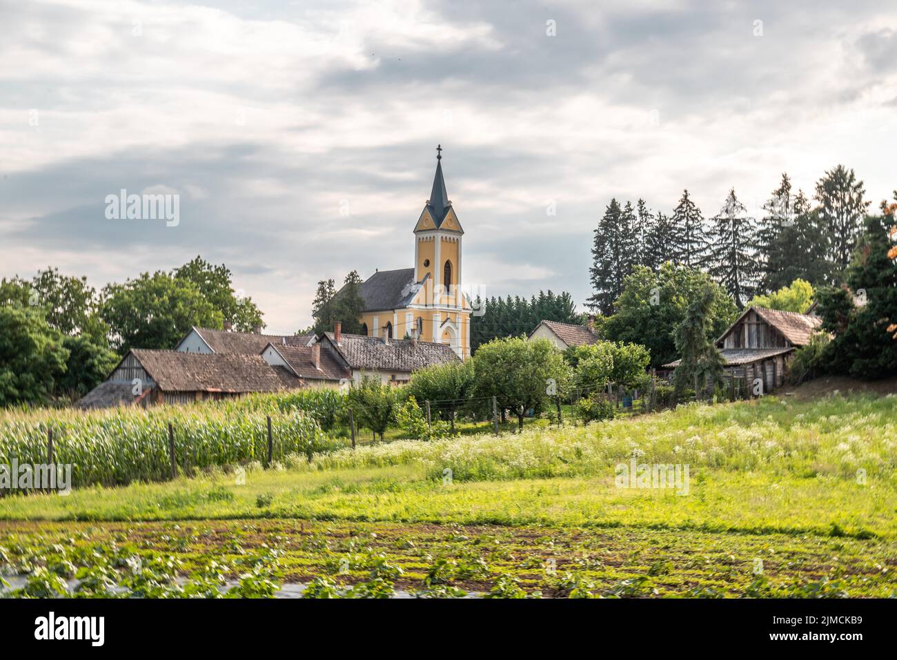 Los campos y el panorama del pueblo con la iglesia en un paisaje, Somogyvamos, Balaton, Hungría Foto de stock
