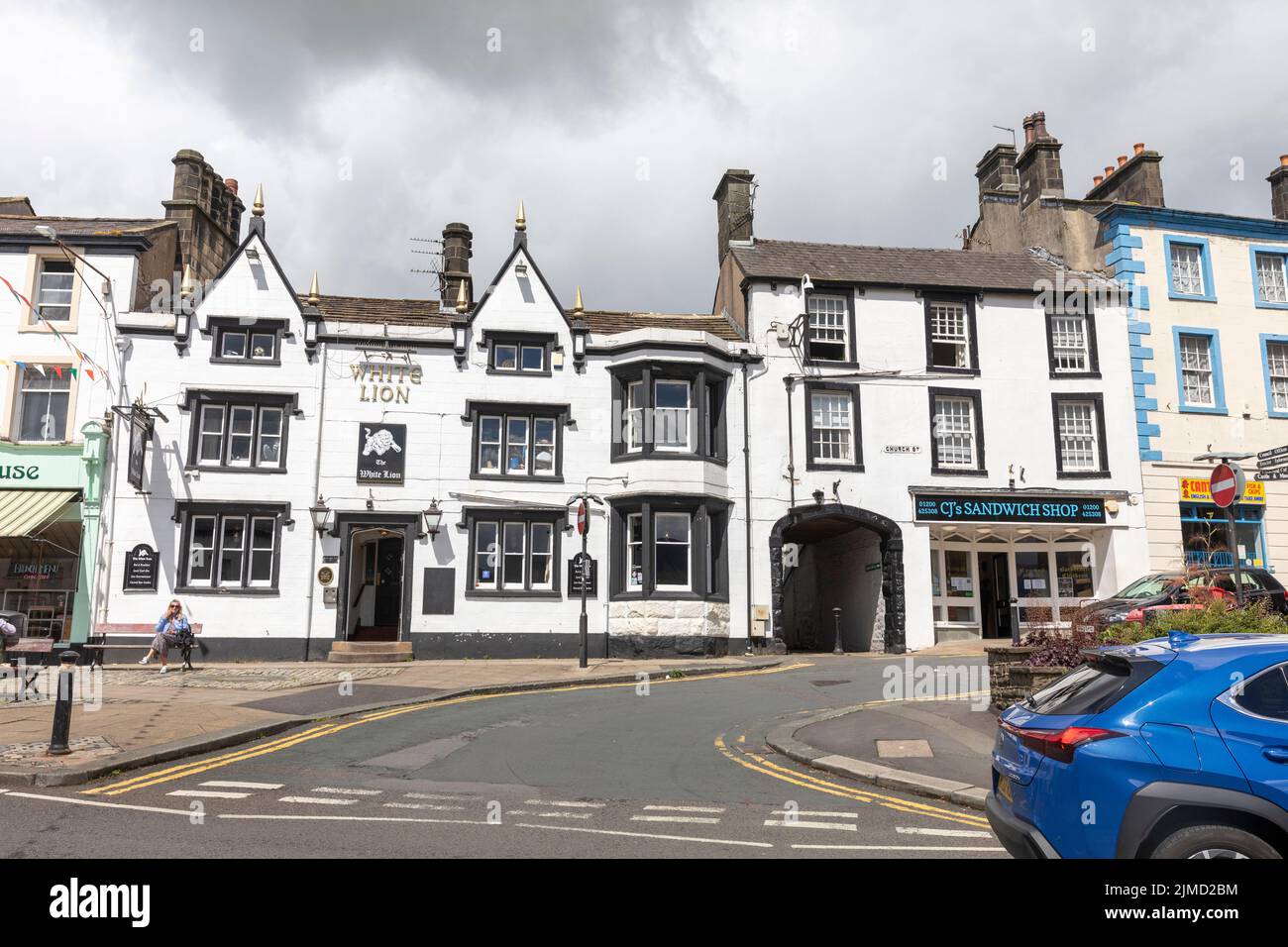 Clitheroe centro de la ciudad, el pub de la casa pública del león blanco en la plaza del mercado, Lancashire, Inglaterra, verano 2022 Foto de stock