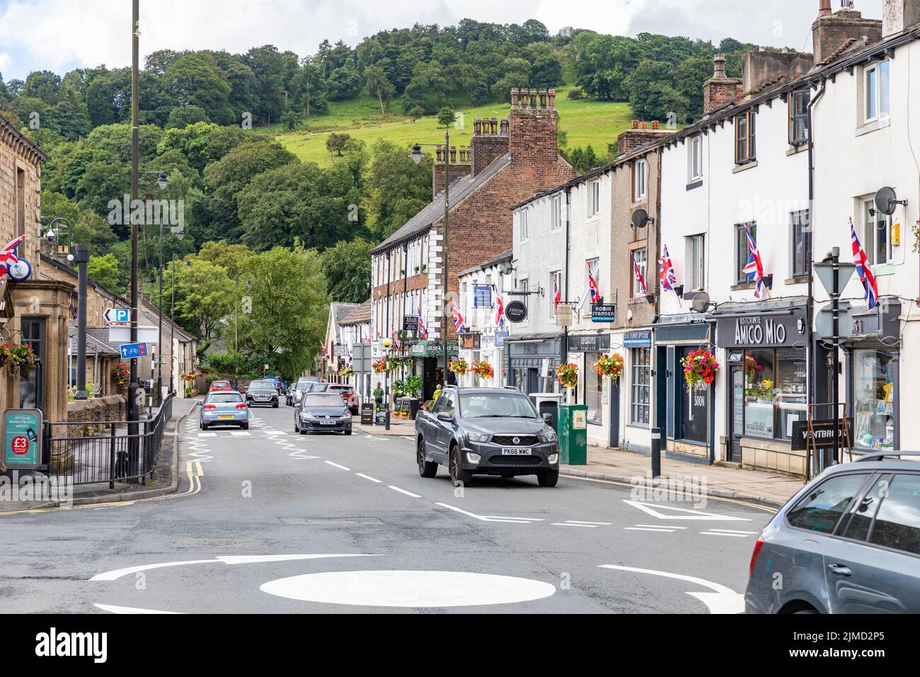 Centro de la ciudad de Whalley y escena de la calle, una ciudad Lancashire en el valle de Ribble, Inglaterra, Reino Unido, verano de 2022 Foto de stock