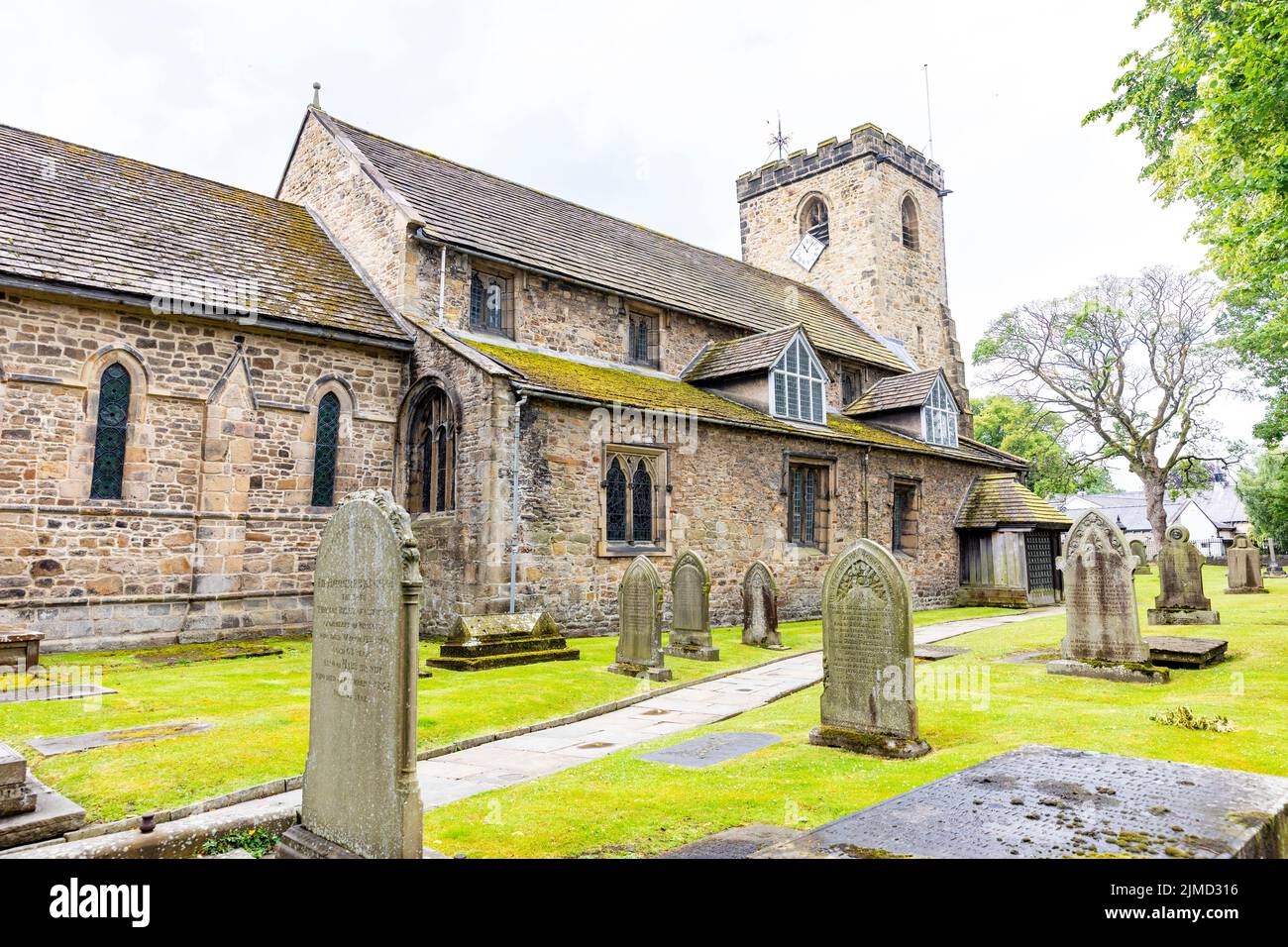 Whalley,Lancashire, iglesia de St Mary All Saints que vecinos del edificio de la abadía de Whalley,Whalley,Inglaterra,Reino Unido,verano de 2022 Foto de stock