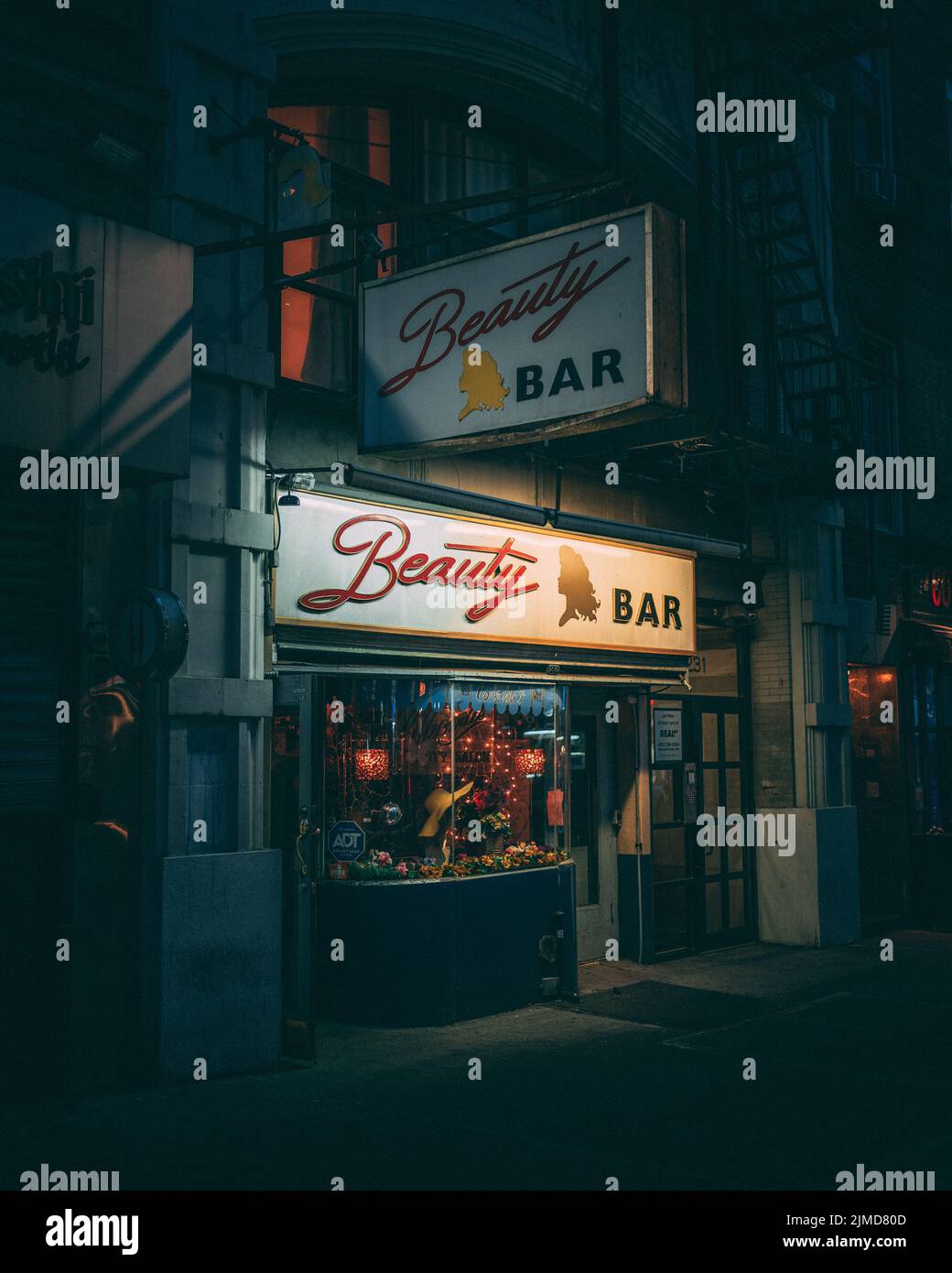 Beauty Bar signo vintage por la noche, en el East Village, Manhattan, Nueva York Foto de stock