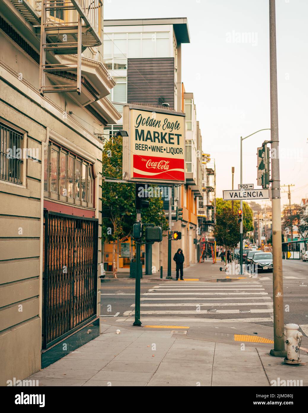 Cartel del mercado Golden Eagle, en Mission District, San Francisco, California Foto de stock