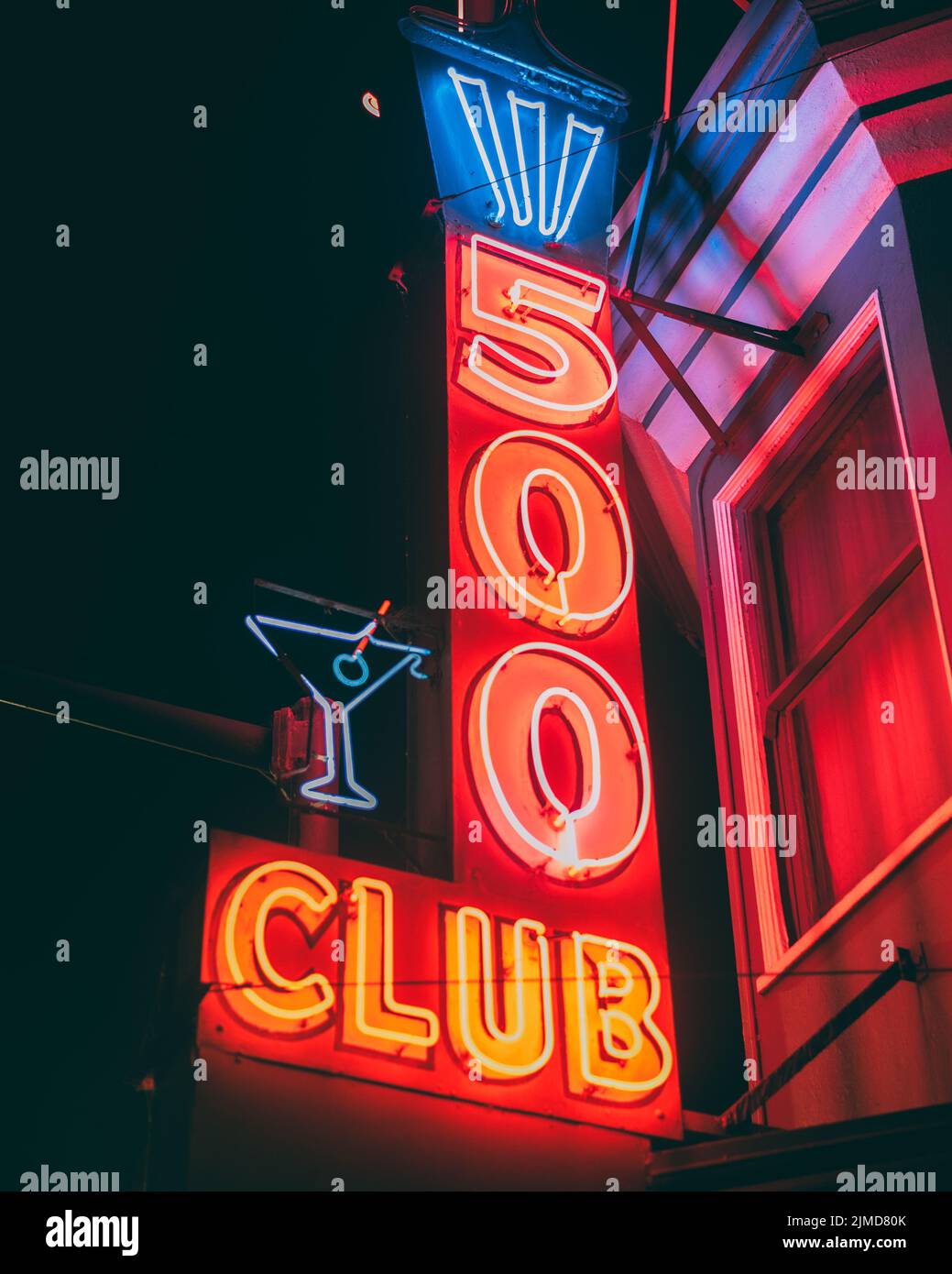 El letrero de neón del Club 500 por la noche, en el Distrito de Misión, San Francisco, California Foto de stock