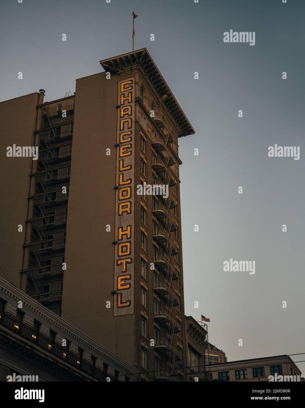 El Chancellor Hotel muestra de neón vintage al atardecer, San Francisco, California Foto de stock