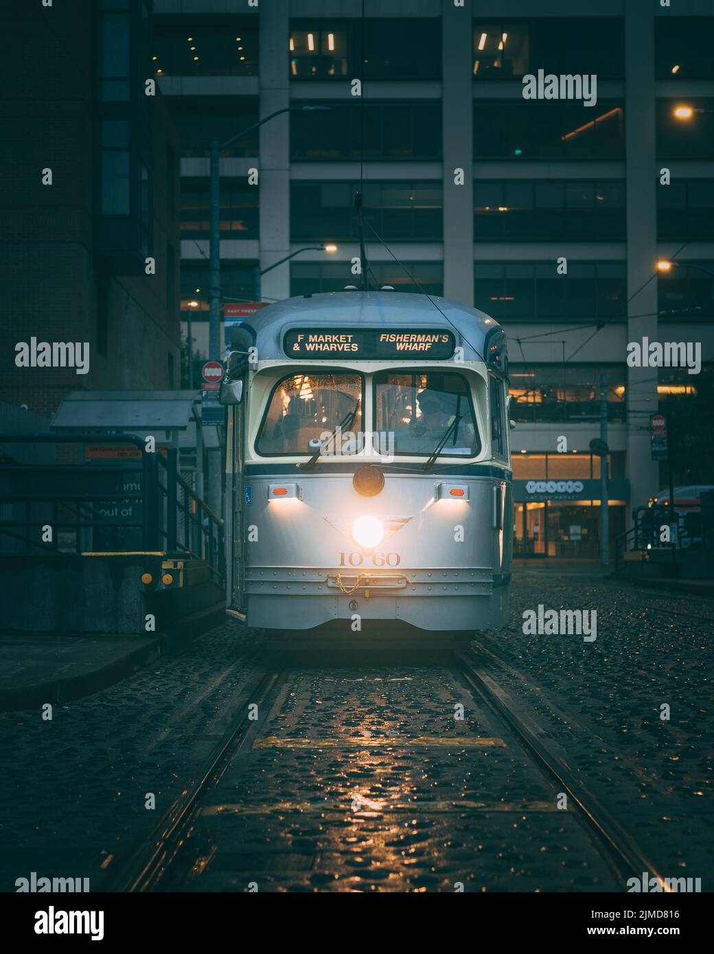 Tranvía por la noche, en el Embarcadero, San Francisco, California Foto de stock