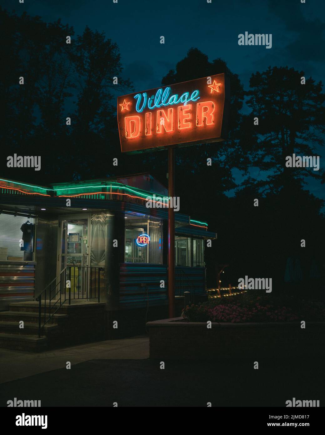 Village Diner, cartel de neón clásico por la noche, Milford, Pensilvania Foto de stock