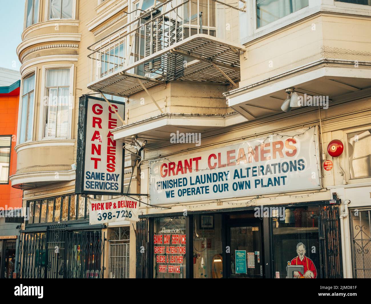 Señales de cosecha Grant Cleaners, en North Beach, San Francisco, California Foto de stock