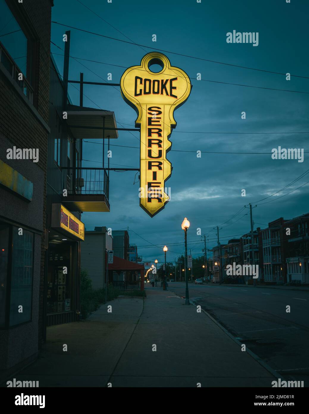 Cooke Serrurier Cerrajería cartel de época por la noche, Shawinigan, Québec, Canadá Foto de stock