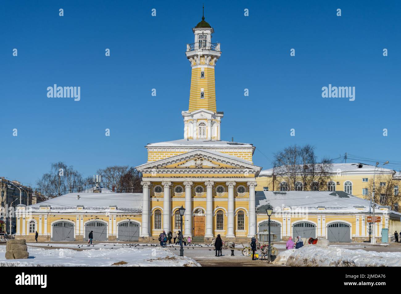 Kostroma, Rusia - 3 de marzo de 2018. Torre de Bomberos Kostroma en la Plaza Susaninskaya. Soleado día frío a principios de la primavera rusa. Foto de stock