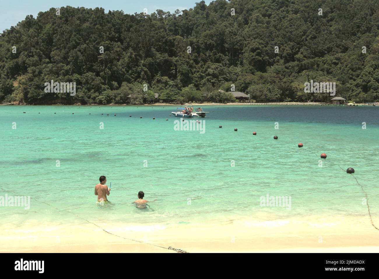 Visitantes que tienen tiempo de recreación en la playa de Pulau Sapi (isla SAPI), una parte del parque Tunku Abdul Rahman en Sabah, Malasia. Foto de stock
