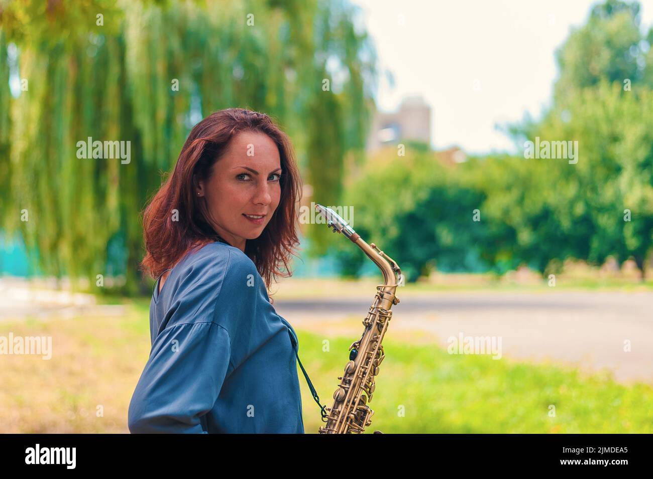 Girl saxophone fotografías e imágenes de alta resolución - Alamy