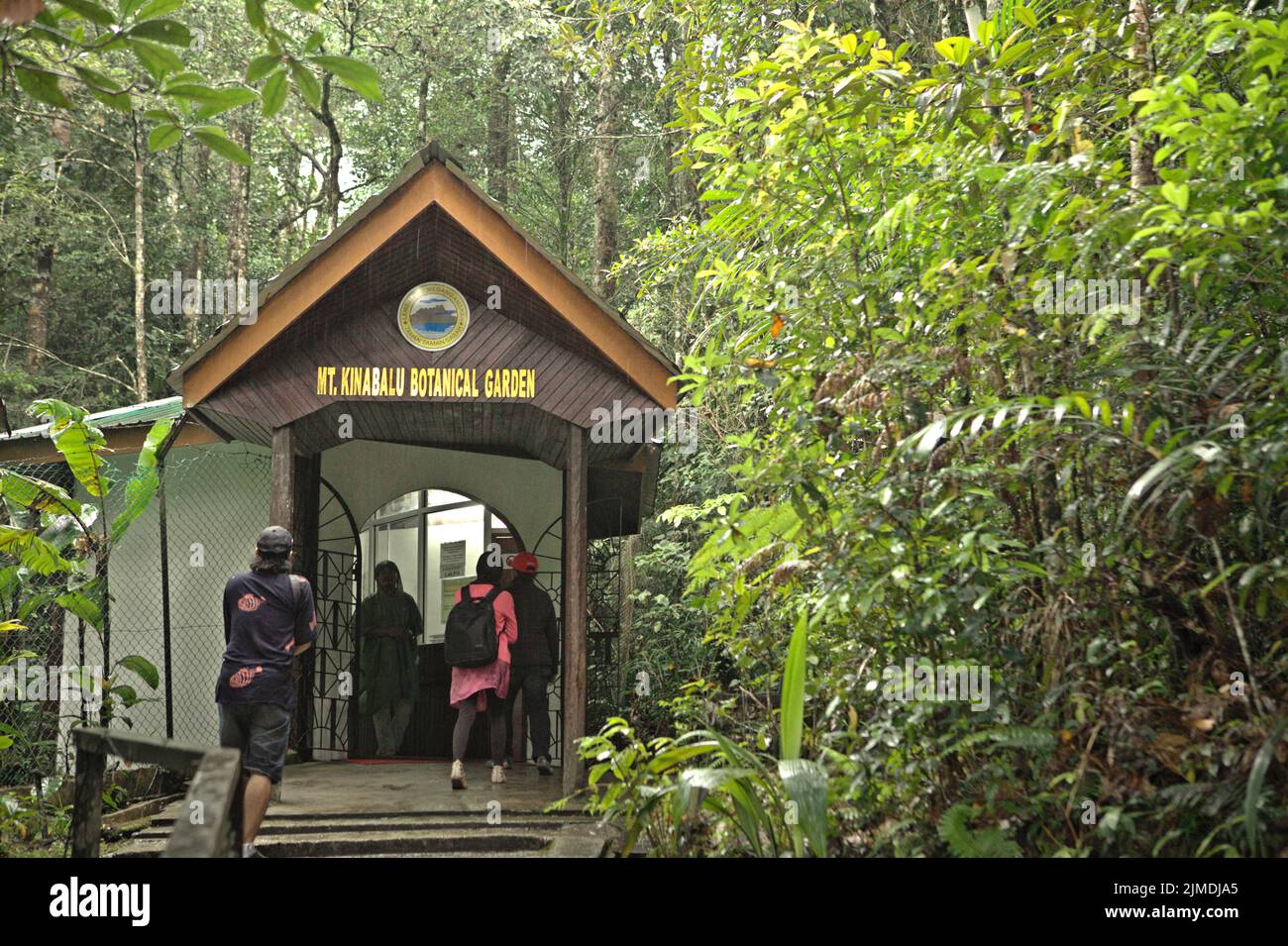 Visitantes a la taquilla del Jardín Botánico de Mount Kinabalu en el Parque de Kinabalu, Ranau, Sabah, Malasia. Foto de stock