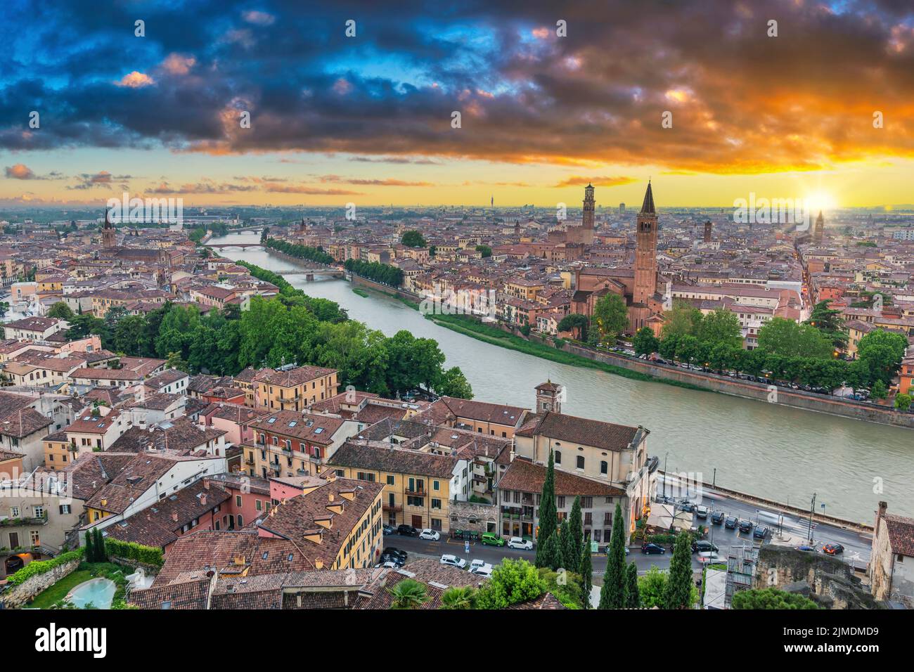 Verona Italia, vista de alto ángulo puesta del sol ciudad horizonte en el río Adige Foto de stock