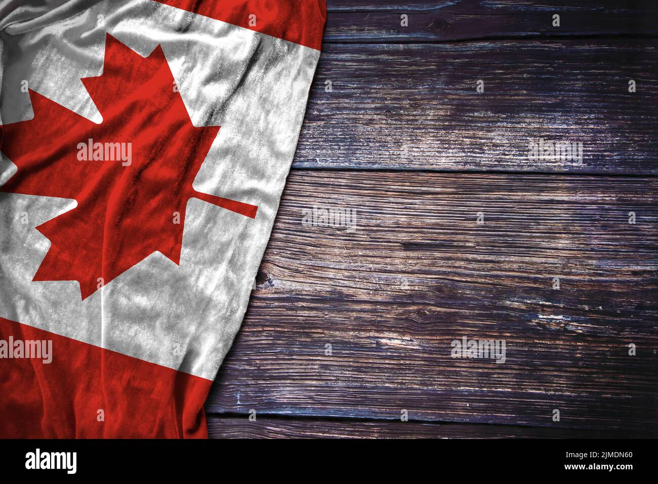 Bandera canadiense sobre un fondo rústico de madera para el concepto del Día de Canadá, el Día de la Memoria o el Día del Trabajo. Foto de stock