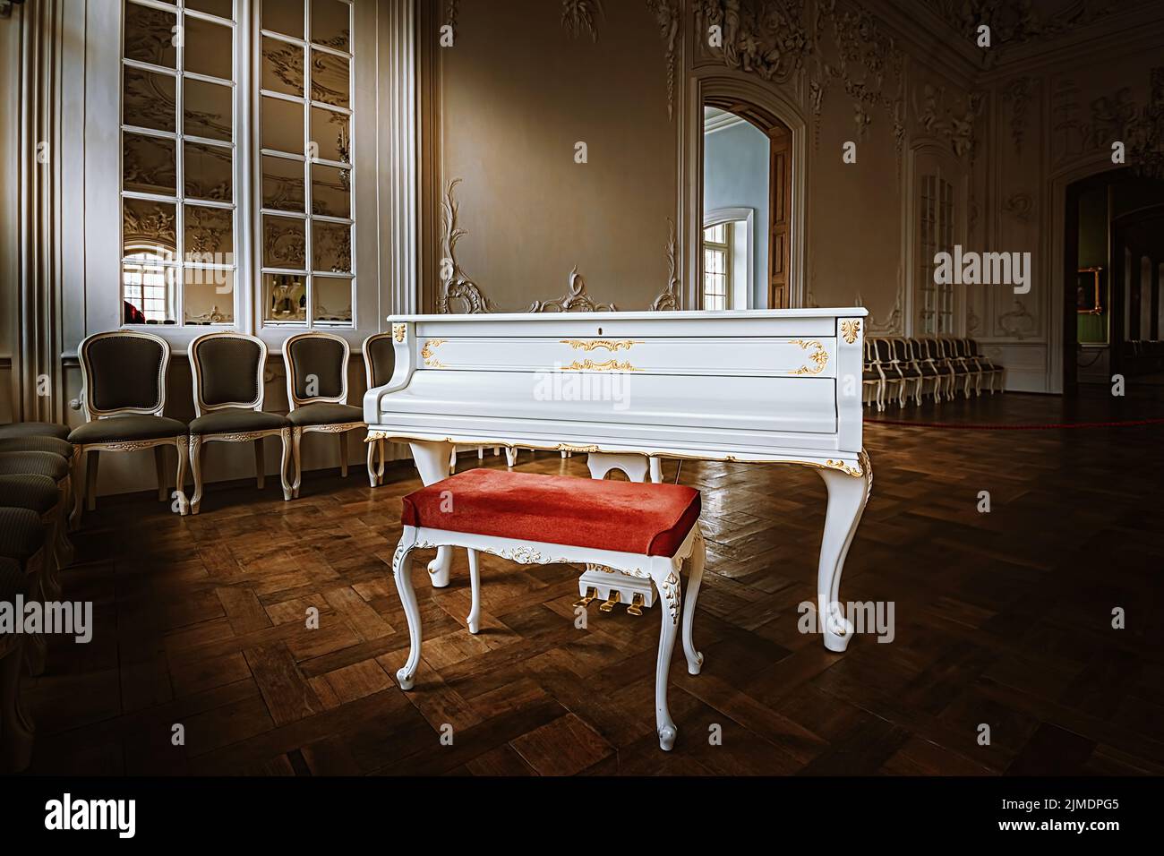 Piano de cola en el Salón Blanco del Palacio Rundale Foto de stock