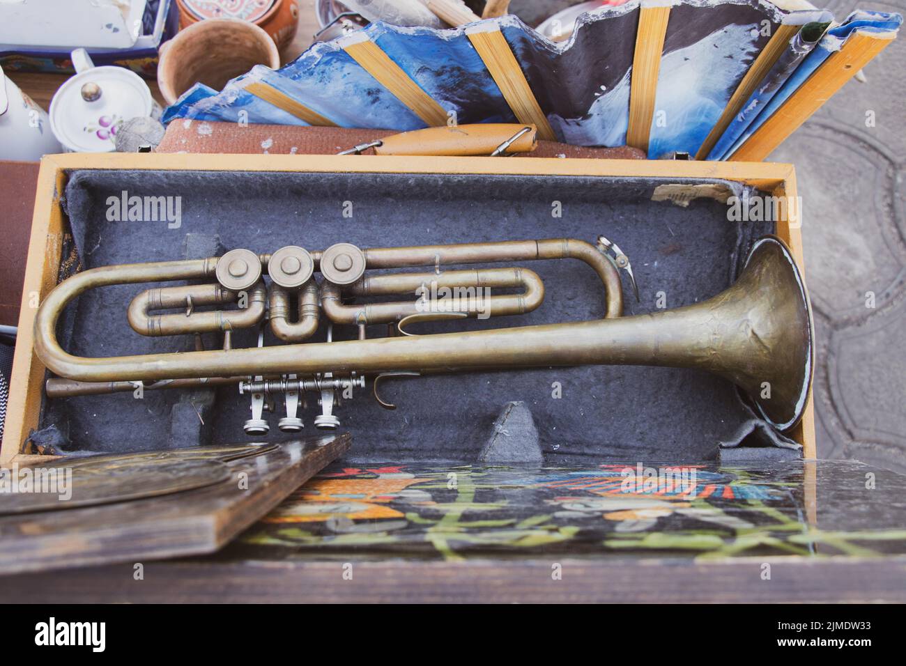 Vieja trompeta musical en una caja de madera de cerca, música y hobby Foto de stock