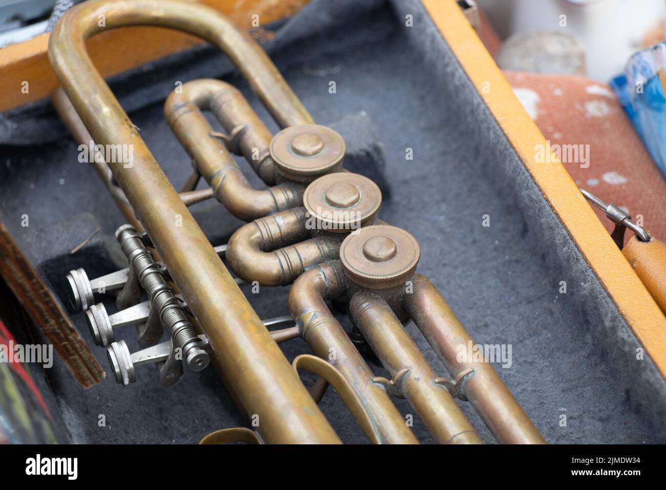 Vieja trompeta musical en una caja de madera de cerca, música y hobby Foto de stock