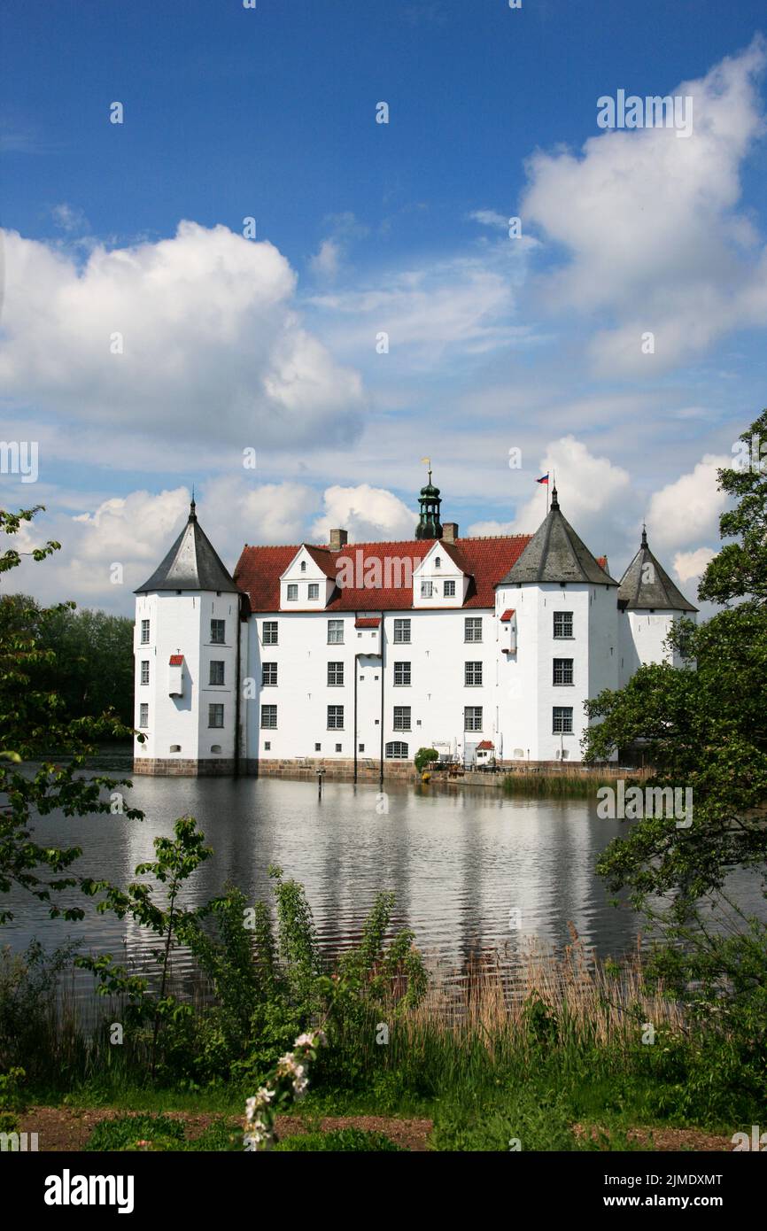 El castillo GlÃ¼cksburg cerca de Schleswig, Schleswig-Holstein, Alemania, Europa Foto de stock