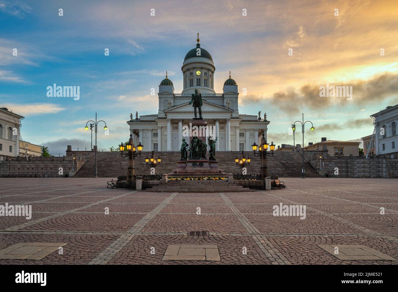 Helsinki Finlandia, amanecer en el horizonte de la ciudad en la Catedral de Helsinki y la Plaza del Senado Foto de stock