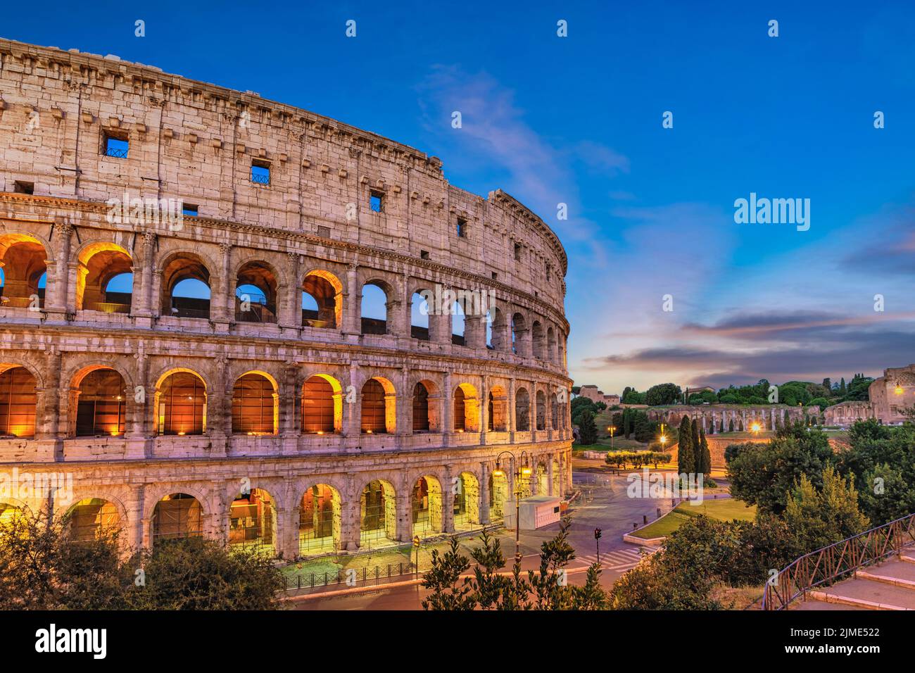 Roma Italia noche ciudad horizonte en Roma Coliseo vacío nadie Foto de stock