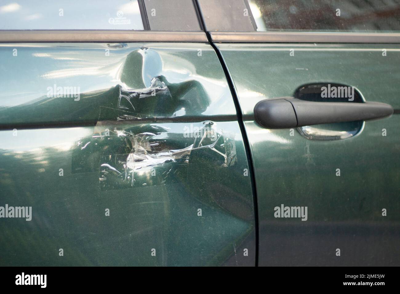 Puerta del carro dañada fotografías e imágenes de alta resolución - Alamy
